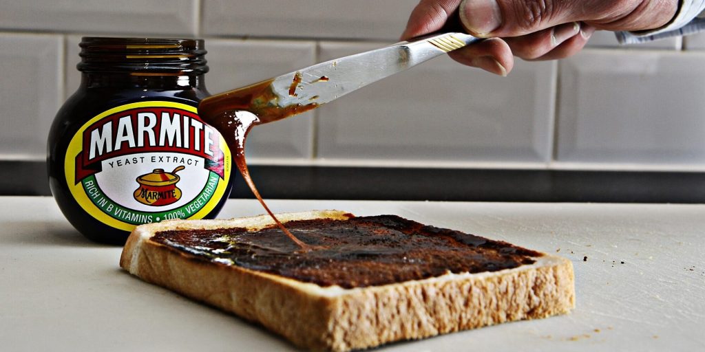 Мармайт (Marmite) намазывают на тост ножом из банки