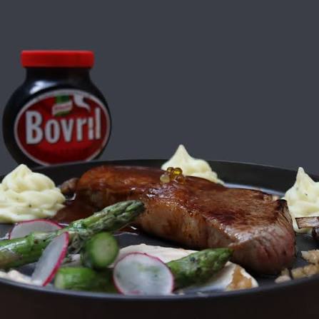 Стейк с гарниром и банка боврила (Bovril)