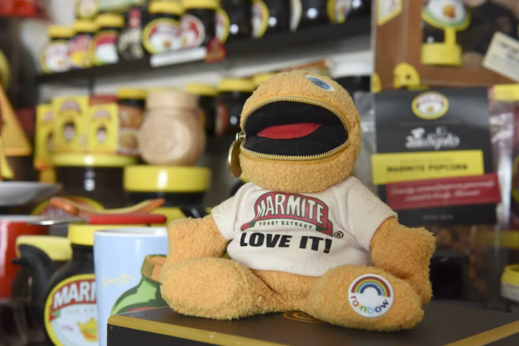 Плюшевый сувенир Marmite с надписью «Love it!» в магазине британских товаров