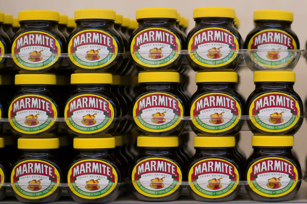 Ряды банок мармайта (Marmite) на полке магазина