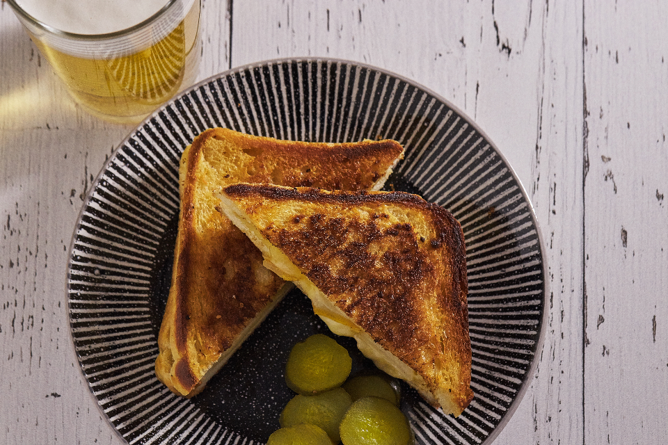 Тост с расплавленным сыром в стиле Welsh rarebit