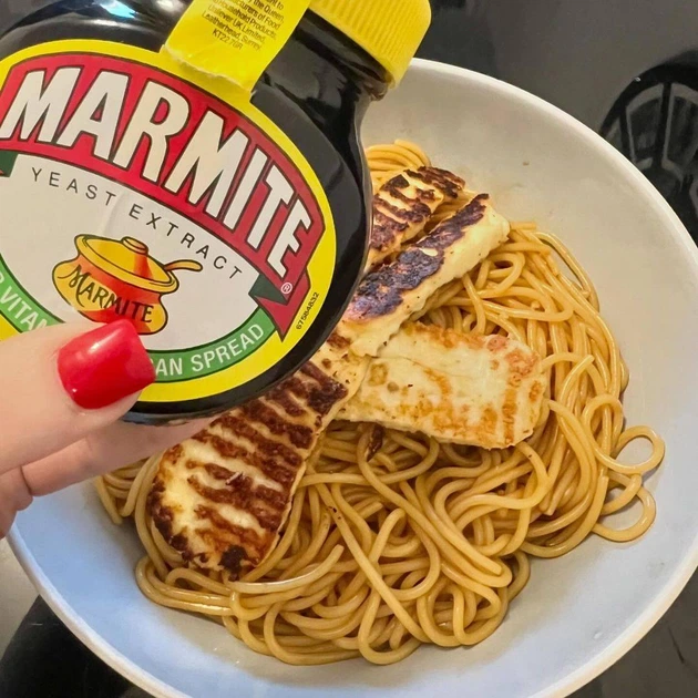 Спагетти с мармайтом (Marmite) и жареным сыром в тарелке